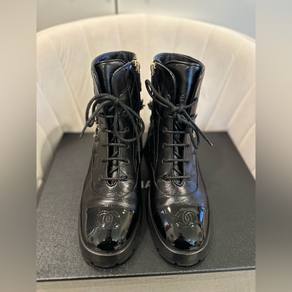 Chanel Shiny Lambskin Leather boots with CC chain - size 38C - Picture 2 of 15